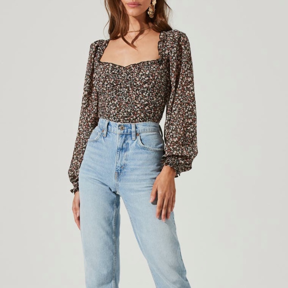ASTR floral ruched sweetheart neck top | Size: Medium